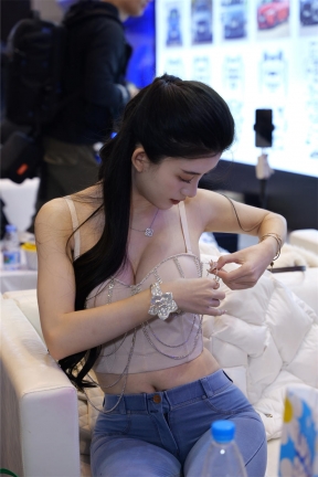 79网红BB酱 透明凉高+紧牛+低胸装 151张