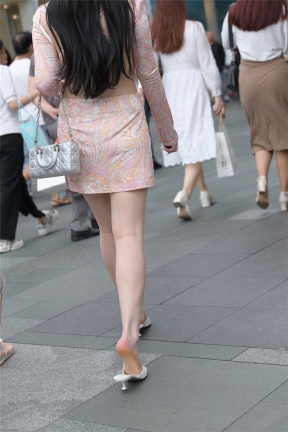 131街拍两位皮肤白皙美女 （含特写）116张