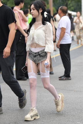 109美女街拍 热裤露臀 多角度 65张