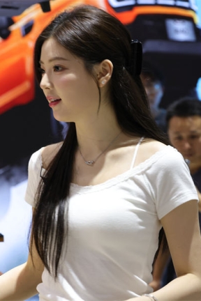 73春晓 超短裙+拖鞋 大量多角度极清特写 329张