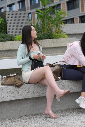 21三位美女 坐姿翘腿街拍 多角度特写 220张
