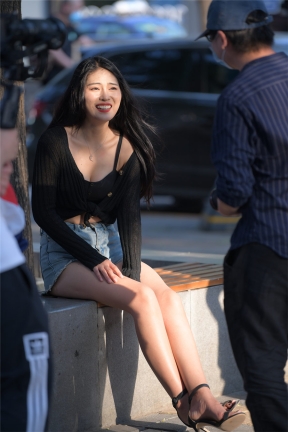 17三位热裤美女 晾脚+热舞街拍 105张